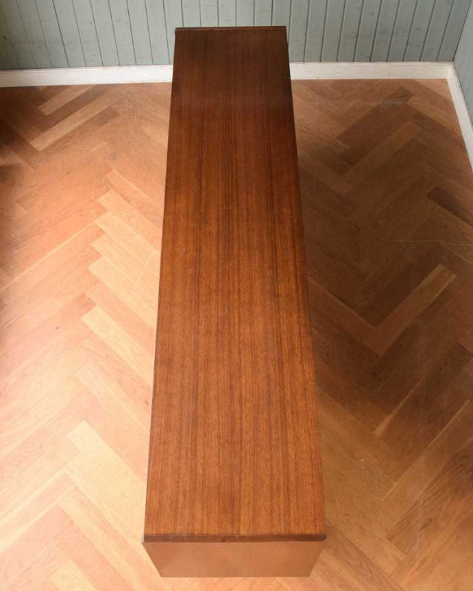 G-PLAN(Gプラン)　アンティーク家具　イギリス輸入のG-ＰＬＡＮ、ヴィンテージサイドボード（トラー＆ブラック）。天板の塗装もキレイに仕上げましたヴィンテージの家具は修復方法が様々。(k-1954-f)