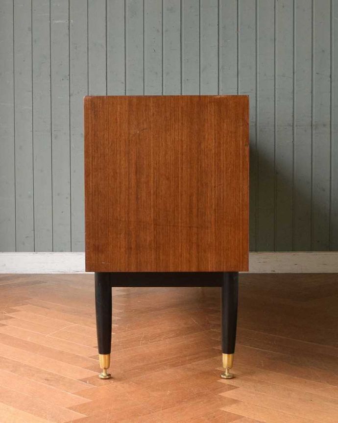 G-PLAN(Gプラン)　アンティーク家具　イギリス輸入のG-ＰＬＡＮ、ヴィンテージサイドボード（トラー＆ブラック）。横から見てもスッキリどこから見てもスッキリとしてステキなヴィンテージ。(k-1954-f)