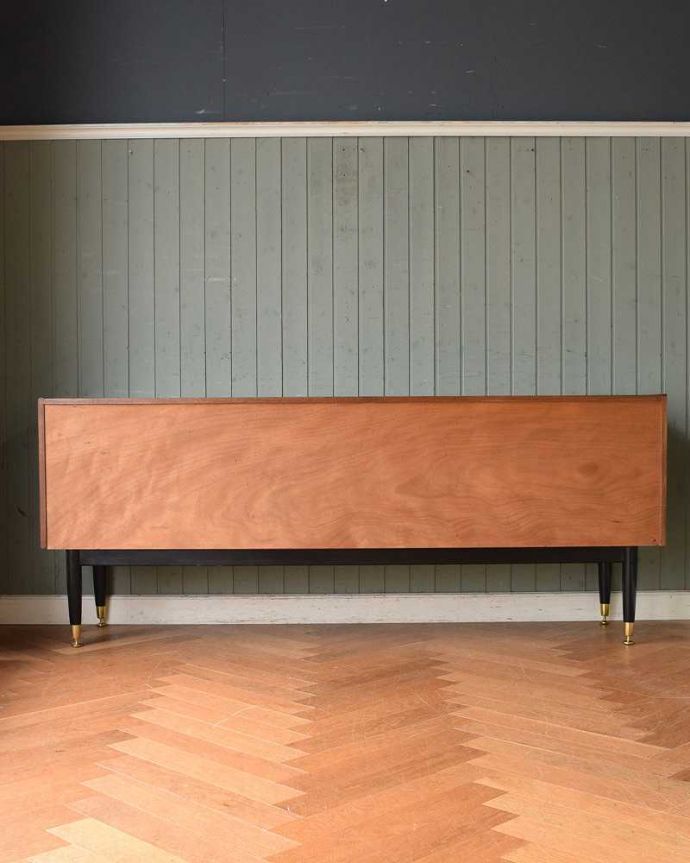 G-PLAN(Gプラン)　アンティーク家具　イギリス輸入のG-ＰＬＡＮ、ヴィンテージサイドボード（トラー＆ブラック）。もちろん後ろ姿もキレイですビンテージは新品ではないので、もちろん経年変化によるキズはあります。(k-1954-f)