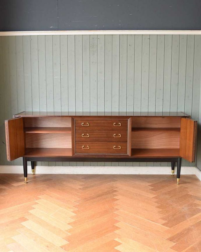 G-PLAN(Gプラン)　アンティーク家具　イギリス輸入のG-ＰＬＡＮ、ヴィンテージサイドボード（トラー＆ブラック）。扉の奥はたっぷり収納扉を開けると、中にはたっぷりの収納。(k-1954-f)