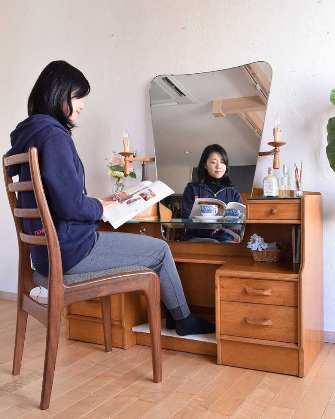 G-PLAN(Gプラン)　アンティーク家具　北欧スタイルのヴィンテージ家具、引き出しがたっぷり付いたドレッサー （ドレッシングチェスト） 。2WAYで使える便利なドレッサー大きくて広々としている天板は、ドレッサーとして使うだけじゃなくてデスクとしても大活躍。(k-1955-f)