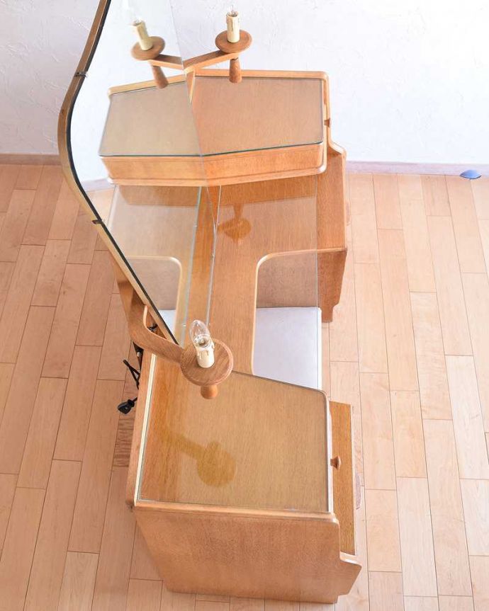 G-PLAN(Gプラン)　アンティーク家具　北欧スタイルのヴィンテージ家具、引き出しがたっぷり付いたドレッサー （ドレッシングチェスト） 。デスクとしても使える広々天板広々とした天板の上はデスクとしても使えるように塗装もキレイに修復しました。(k-1955-f)