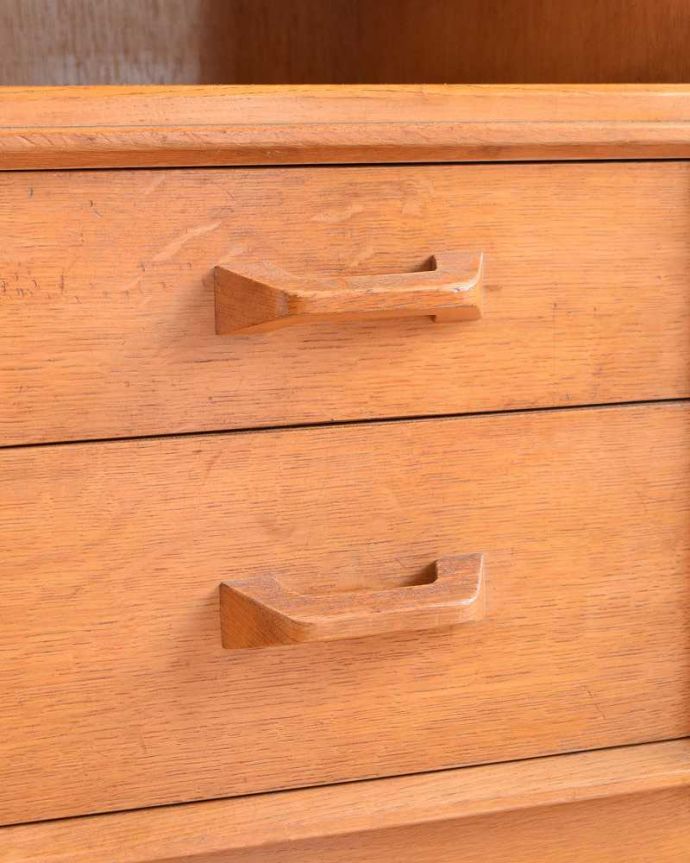 G-PLAN(Gプラン)　アンティーク家具　北欧スタイルのヴィンテージ家具、引き出しがたっぷり付いたドレッサー （ドレッシングチェスト） 。取っ手もデザインの一部デザインの一部になっているカッコいい取っ手。(k-1955-f)