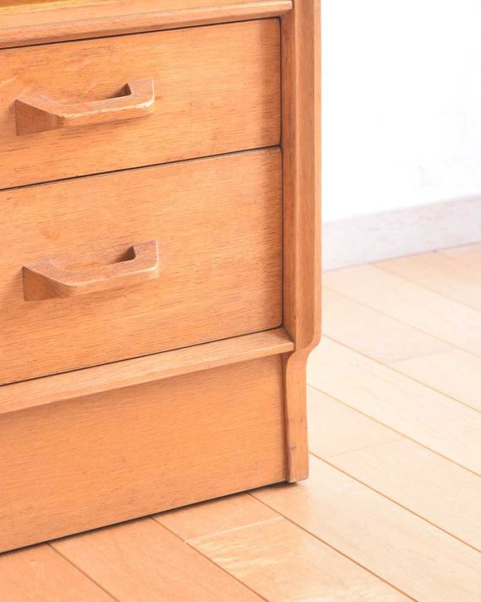 G-PLAN(Gプラン)　アンティーク家具　北欧スタイルのヴィンテージ家具、引き出しがたっぷり付いたドレッサー （ドレッシングチェスト） 。 女性1人でラクラク運べちゃう仕掛けHandleのアンティークは、脚の裏にフェルトキーパーをお付けしています。(k-1955-f)