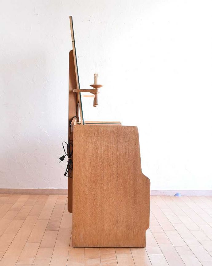 G-PLAN(Gプラン)　アンティーク家具　北欧スタイルのヴィンテージ家具、引き出しがたっぷり付いたドレッサー （ドレッシングチェスト） 。横から見てもカッコいい北欧スタイルの家具は横から見てもクール。(k-1955-f)