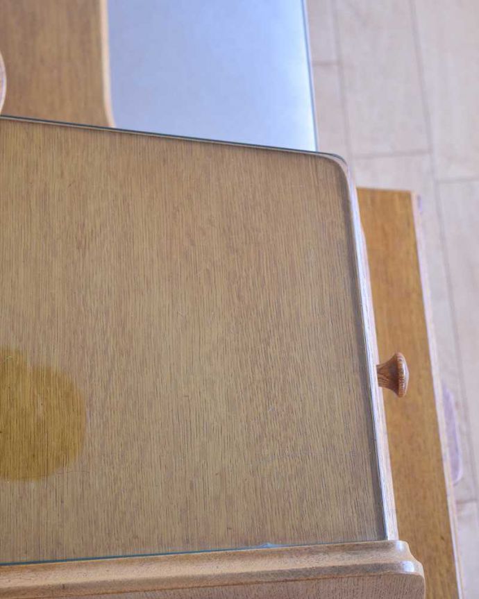 G-PLAN(Gプラン)　アンティーク家具　北欧スタイルのヴィンテージ家具、引き出しがたっぷり付いたドレッサー （ドレッシングチェスト） 。天板の塗装もキレイに仕上げましたヴィンテージの家具は新品ではないのでキズや汚れはありますが、デスクとしても使えるように天板もしっかりキレイに修復しました。(k-1955-f)