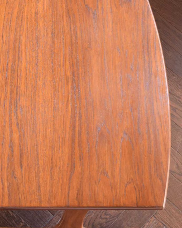 G-PLAN(Gプラン) アンティーク家具 3つのテーブルがセットで届く!便利なG-PLANのアンティークネストテーブル。近くで見てみると・・・修復の際、塗装も一度剥離してキレイに修復しているのでピッカピカです。(k-1956-f)