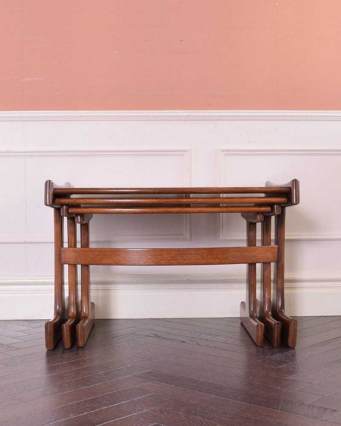 G-PLAN(Gプラン) アンティーク家具 3つのテーブルがセットで届く!便利なG-PLANのアンティークネストテーブル。見る角度によって見え方が違います。(k-1956-f)