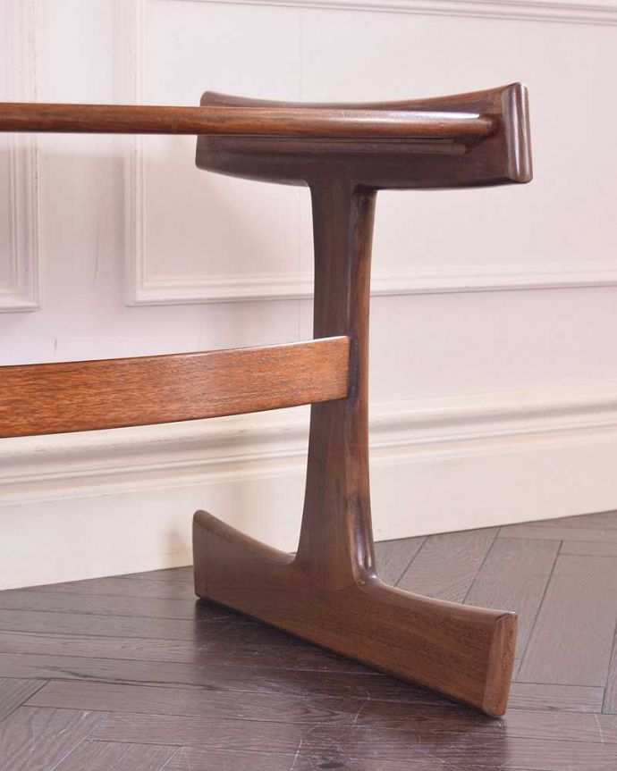 G-PLAN(Gプラン) アンティーク家具 3つのテーブルがセットで届く!便利なG-PLANのアンティークネストテーブル。持ち上げなくても移動できます!Handleのアンティークは、脚の裏にフェルトキーパーをお付けしていますので、床を滑らせてれば移動が簡単です。(k-1956-f)