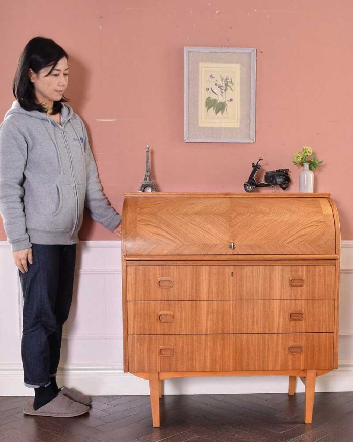 ビューロー　アンティーク家具　引き出しがたっぷり付いたアンティーク家具、北欧テイストのライティングビューロー。1台でチェストとデスク両方使える便利な家具扉を倒すとあっという間にデスクになっちゃうビューロー。(k-1957-f)