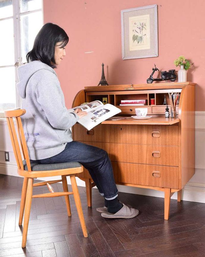 ビューロー　アンティーク家具　引き出しがたっぷり付いたアンティーク家具、北欧テイストのライティングビューロー。あっという間に自分だけのデスクビューロー部分の扉を前に開くとデスクになっちゃう便利さ。(k-1957-f)
