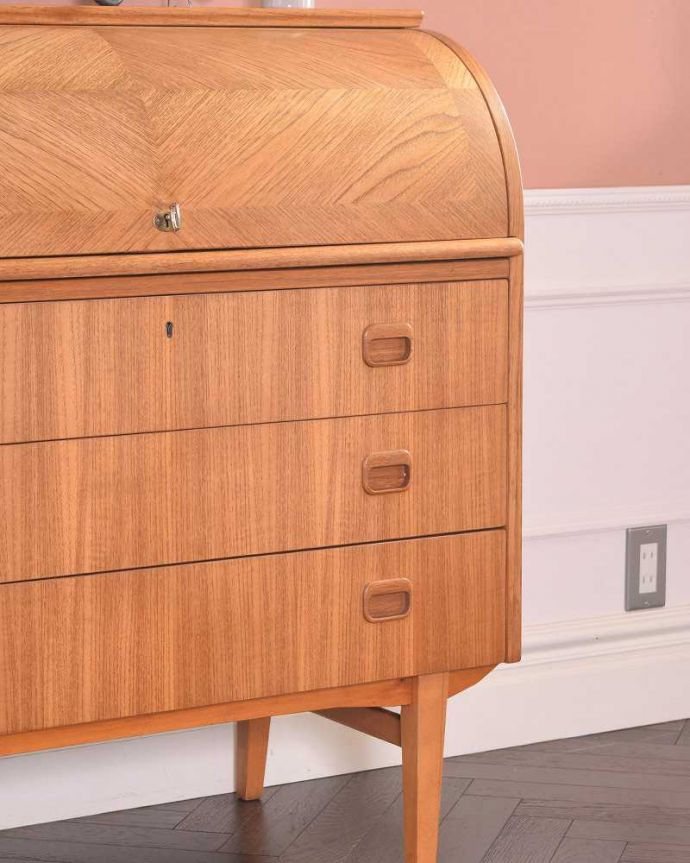 ビューロー　アンティーク家具　引き出しがたっぷり付いたアンティーク家具、北欧テイストのライティングビューロー。アンティークだから手に入る木目の美しさ高級な木材の木目が美しい部分だけを使って造られたビューローは木目自体が装飾。(k-1957-f)