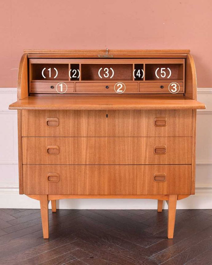 ビューロー　アンティーク家具　引き出しがたっぷり付いたアンティーク家具、北欧テイストのライティングビューロー。お片付け上手になっちゃう仕掛け扉を倒すと細々としたものが整理整頓しやすいように細かく仕切られています。(k-1957-f)