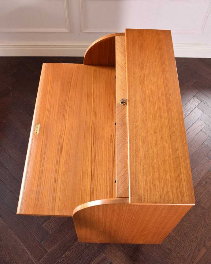 ビューロー　アンティーク家具　引き出しがたっぷり付いたアンティーク家具、北欧テイストのライティングビューロー。気になるデスクの天板やっぱりデスクで一番気になるのが天板。(k-1957-f)