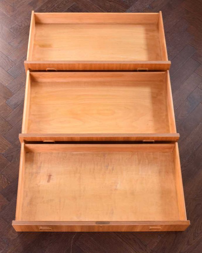 ビューロー　アンティーク家具　引き出しがたっぷり付いたアンティーク家具、北欧テイストのライティングビューロー。普段の主役は収納たっぷりのチェストデスクとして使わない時も、たっぷりの引き出し収納が付いたビューローはチェストとして使えます。(k-1957-f)