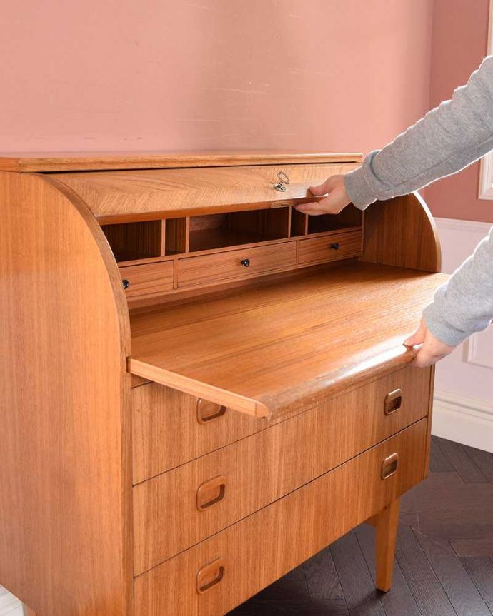 ビューロー　アンティーク家具　引き出しがたっぷり付いたアンティーク家具、北欧テイストのライティングビューロー。あっという間に簡単デスクビューロー部分の扉を前に倒すだけで、デスクが登場！もちろん女性でも簡単です。(k-1957-f)