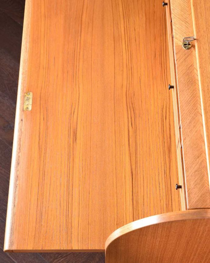 ビューロー　アンティーク家具　引き出しがたっぷり付いたアンティーク家具、北欧テイストのライティングビューロー。デスクの天板を見てみると･･･気になる天板部分もキレイにお直ししました。(k-1957-f)