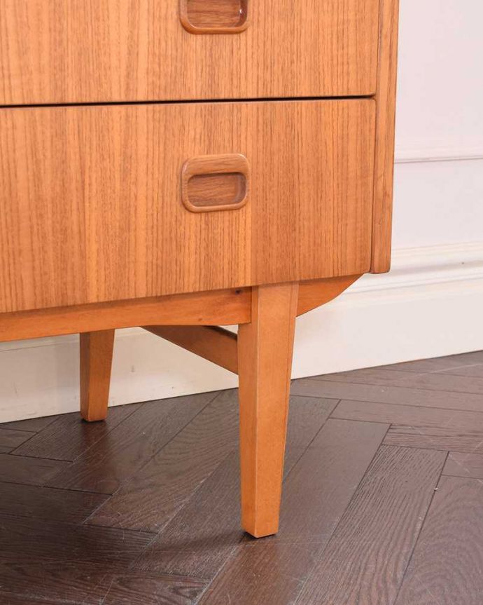 ビューロー　アンティーク家具　引き出しがたっぷり付いたアンティーク家具、北欧テイストのライティングビューロー。女性１人でラクラ運べちゃうんですHandleのアンティークは、脚の裏にフェルトキーパーをお付けしています。(k-1957-f)