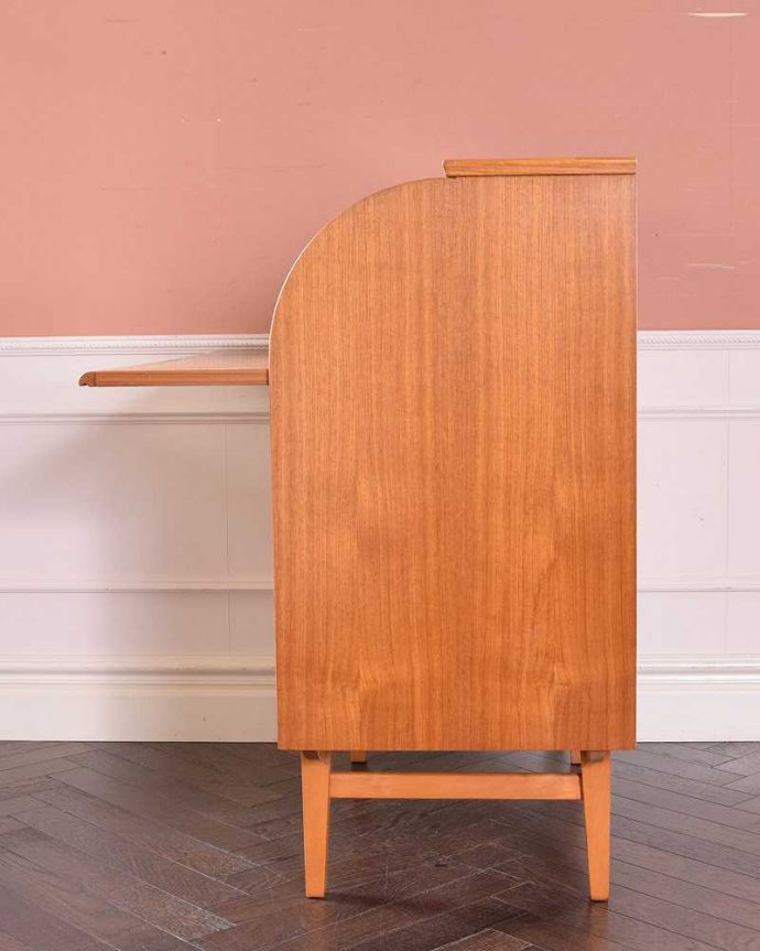 ビューロー　アンティーク家具　引き出しがたっぷり付いたアンティーク家具、北欧テイストのライティングビューロー。横から見ても素敵なんですもちろん、横から見られてもいいようにキレイに仕上げてあります。(k-1957-f)