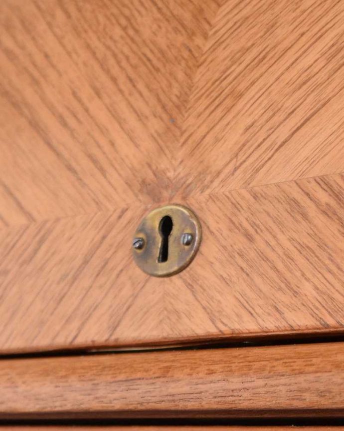 ビューロー　アンティーク家具　引き出しがたっぷり付いたアンティーク家具、北欧テイストのライティングビューロー。ビューロー部分もカギで開け閉めデスクになる扉もカギで開け閉め出来るから、クルっと回す度になんだかワクワクしちゃうんです。(k-1957-f)