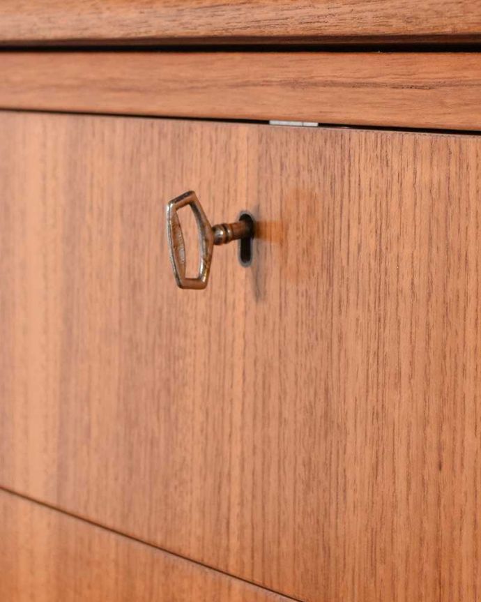 ビューロー　アンティーク家具　引き出しがたっぷり付いたアンティーク家具、北欧テイストのライティングビューロー。大切なものも安心です引き出しにカギが付いているので、大切なものも収納することが出来ます。(k-1957-f)