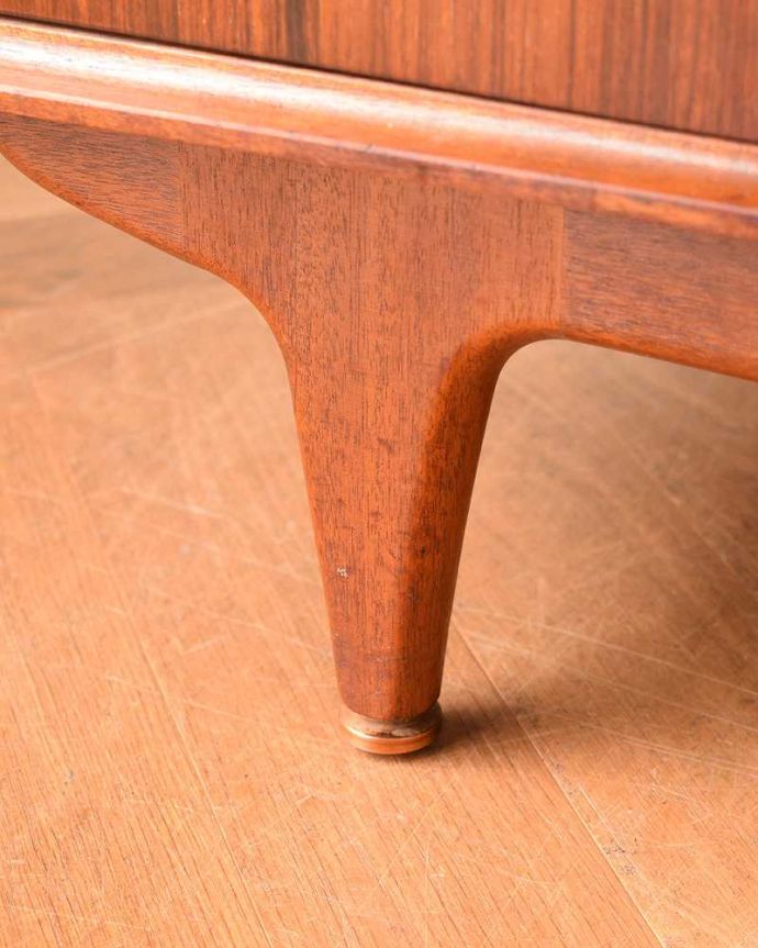 ビンテージドレッサーの脚