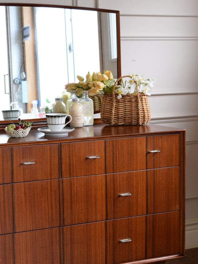 北欧スタイルのビンテージドレッサー