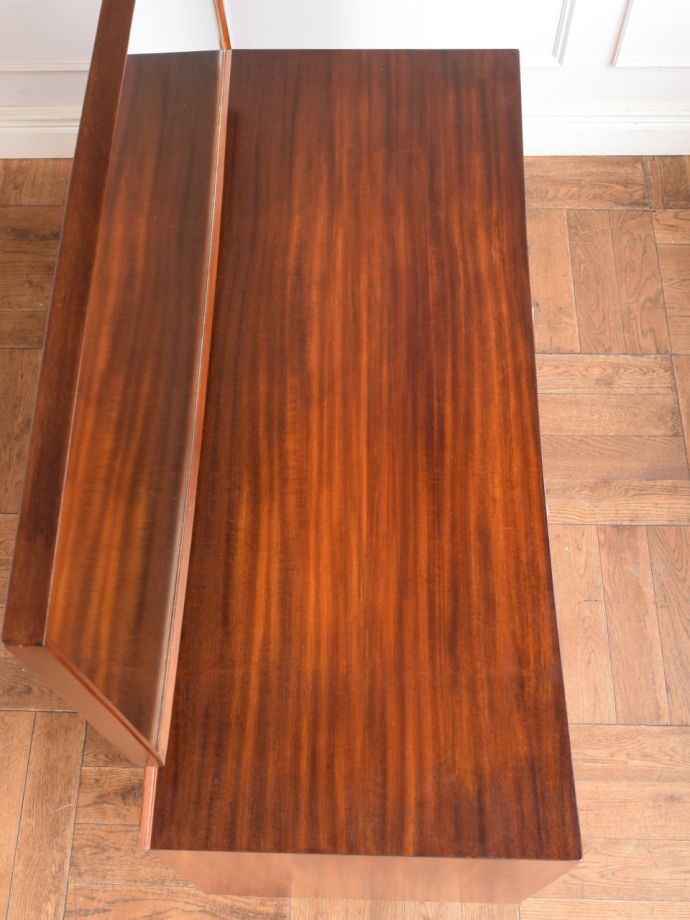 北欧スタイルのビンテージ家具の天板