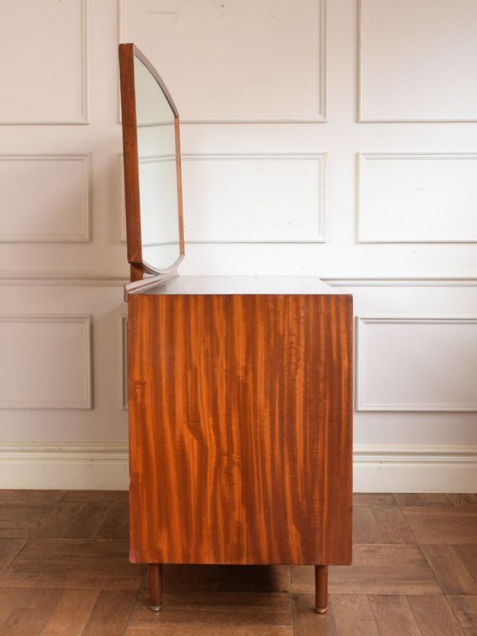 ドレッサーの側面