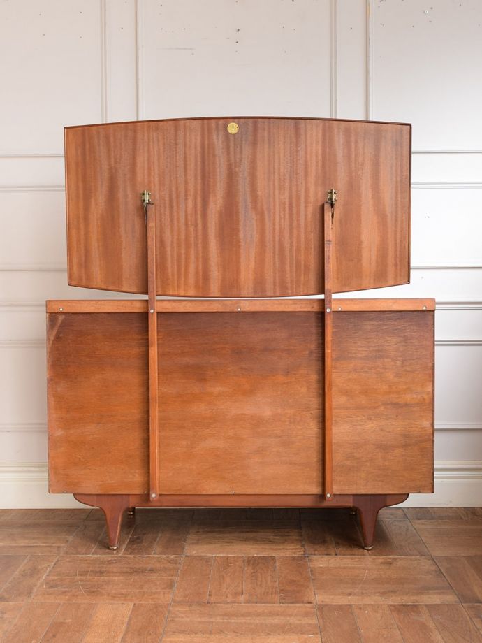 ドレッサーの後ろ姿