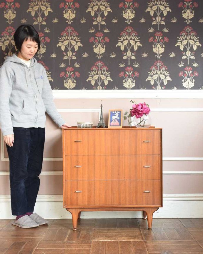 アンティークのチェスト　アンティーク家具　シンプルで使いやすいサイズ感！マッキントッシュのアンティークチェスト（３段）。スッキリとしたカッコよさが魅力北欧スタイルのチェストは、やっぱり見た目がカッコいい！シンプルなのでどんなお部屋にも似合います。(k-1960-f)