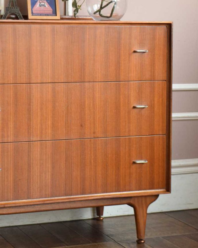 アンティークのチェスト　アンティーク家具　シンプルで使いやすいサイズ感！マッキントッシュのアンティークチェスト（３段）。見えない所もこだわっていますヴィンテージの家具は年代が若いので簡単な修復だけでも使えちゃうんだけれど、長く使って頂けるように、見えない部分もしっかりこだわって修復しています。(k-1960-f)