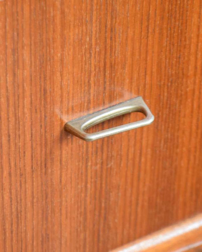 アンティークのチェスト　アンティーク家具　シンプルで使いやすいサイズ感！マッキントッシュのアンティークチェスト（３段）。カッコいい取っ手もデザインの一部デザインの一部になっているカッコいい取っ手。(k-1960-f)