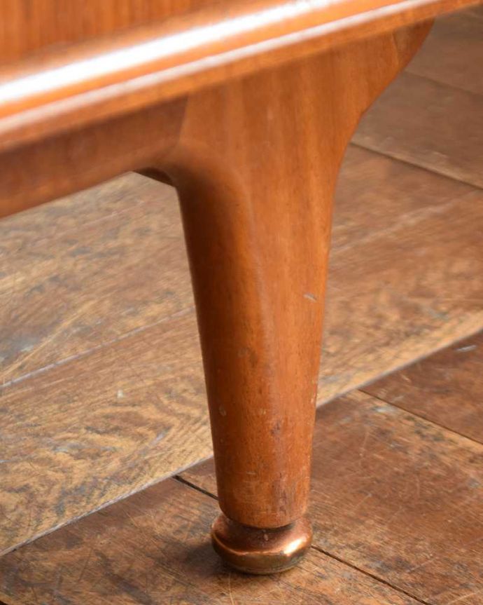 アンティークのチェスト　アンティーク家具　シンプルで使いやすいサイズ感！マッキントッシュのアンティークチェスト（３段）。女性1人でラクラク運べちゃう仕掛けHandleのアンティークは、脚の裏にフェルトキーパーをお付けしています。(k-1960-f)