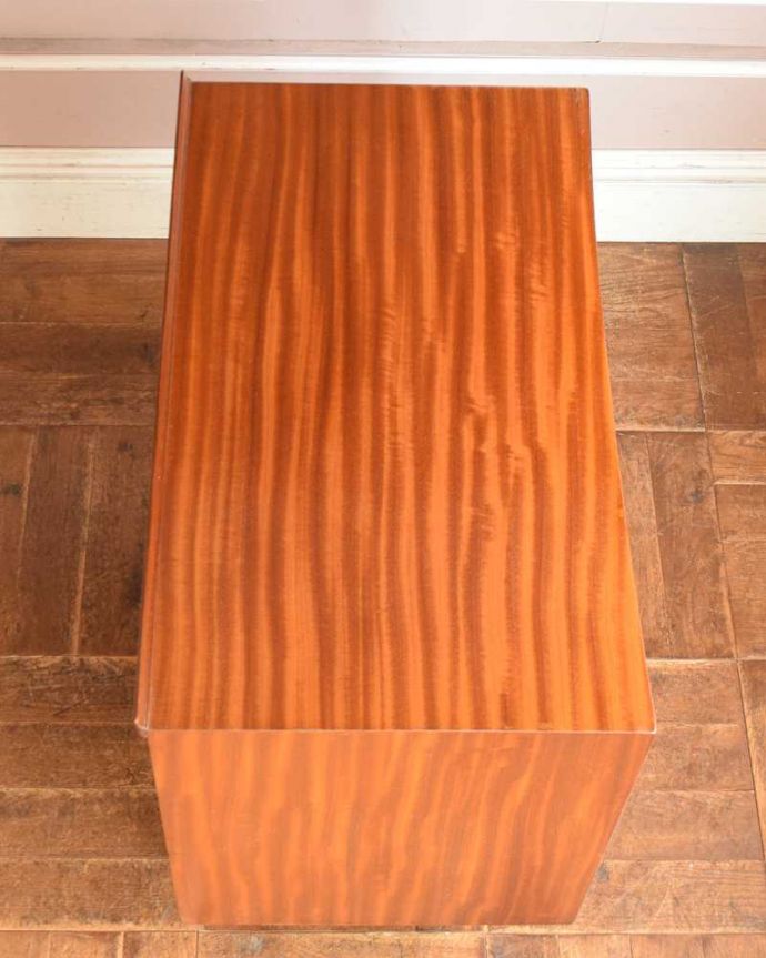 アンティークのチェスト　アンティーク家具　シンプルで使いやすいサイズ感！マッキントッシュのアンティークチェスト（３段）。上から見ると･･･天板はこんな感じです。(k-1960-f)