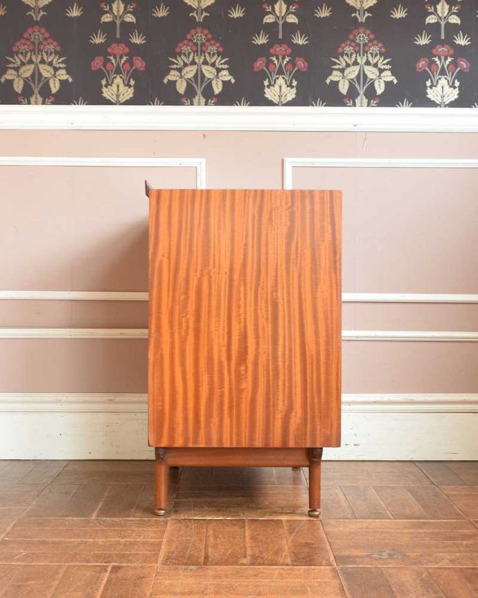 アンティークのチェスト　アンティーク家具　シンプルで使いやすいサイズ感！マッキントッシュのアンティークチェスト（３段）。横から見てもスッキリシンプルだからこそ、どこから見てもカッコいいようにしっかりお直ししました。(k-1960-f)