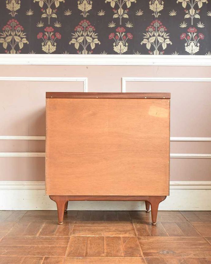 アンティークのチェスト　アンティーク家具　シンプルで使いやすいサイズ感！マッキントッシュのアンティークチェスト（３段）。修復してあるので後ろ姿もキレイです。(k-1960-f)