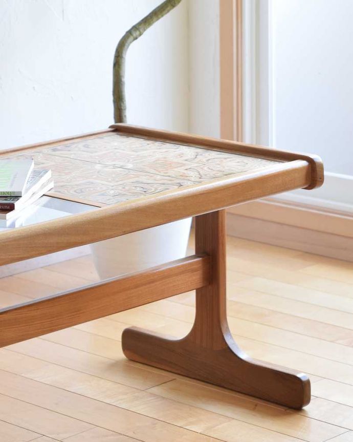 G-PLAN(Gプラン)　アンティーク家具　北欧テイストのアンティーク家具、G-PLANのガラス×タイルトップのコーヒーテーブル。木×ガラスが作り出すクールな優しさあたたかい木材の上にクールなガラス天板を乗せたシンプルなデザインは、見た目だけじゃなく使い勝手もバツグン。(k-1961-f)