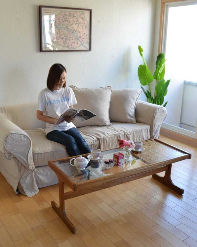 G-PLAN(Gプラン)　アンティーク家具　北欧テイストのアンティーク家具、G-PLANのガラス×タイルトップのコーヒーテーブル。女性っぽいシンプルさがカッコいいG-PLANG-PLANの定番は天板がガラスなので女性から見てもバツグンの使いやすさ。(k-1961-f)