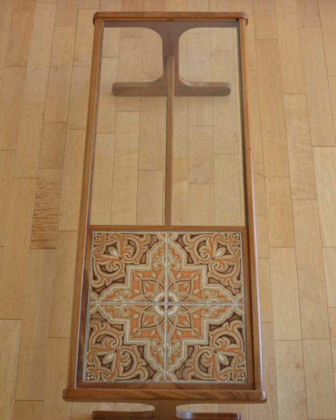 G-PLAN(Gプラン)　アンティーク家具　北欧テイストのアンティーク家具、G-PLANのガラス×タイルトップのコーヒーテーブル。上から見るとこんな感じ。(k-1961-f)