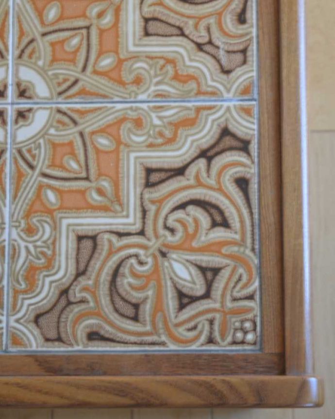 G-PLAN(Gプラン)　アンティーク家具　北欧テイストのアンティーク家具、G-PLANのガラス×タイルトップのコーヒーテーブル。天板を近くで見てみると･･･こんな感じでとってもキレイです！気になる方には新しいガラス天板に取り替えてお届けします。(k-1961-f)