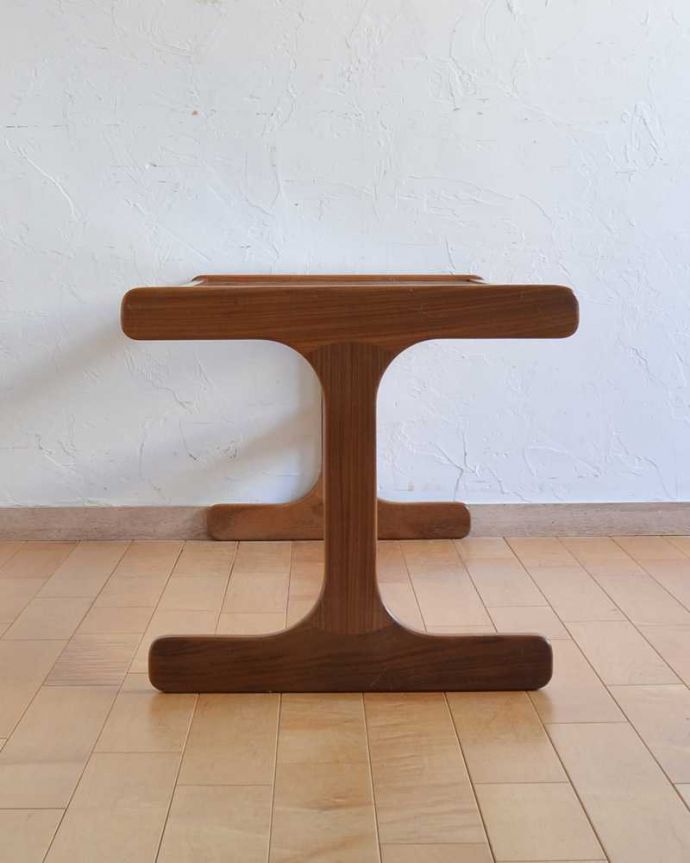 G-PLAN(Gプラン)　アンティーク家具　北欧テイストのアンティーク家具、G-PLANのガラス×タイルトップのコーヒーテーブル。横から見てもカッコイイ北欧スタイルの家具はデザインがステキだから、横から見た姿も絵になるカッコよさ！。(k-1961-f)