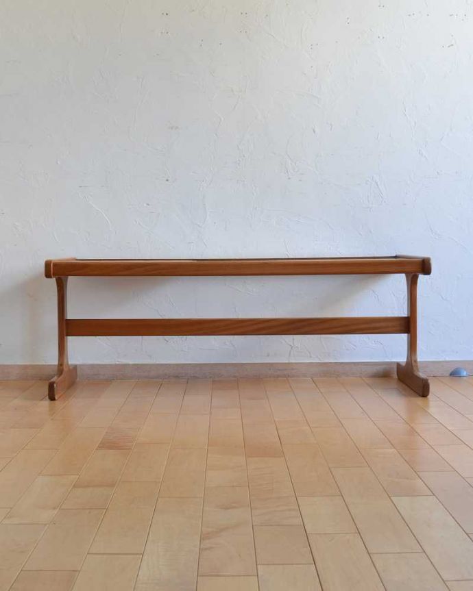 G-PLAN(Gプラン)　アンティーク家具　北欧テイストのアンティーク家具、G-PLANのガラス×タイルトップのコーヒーテーブル。見る角度によって見え方が違う…ヴィンテージなので、もちろん経年変化によるキズはありますが、専門の職人がしっかり修復しているので安心さが違います。(k-1961-f)