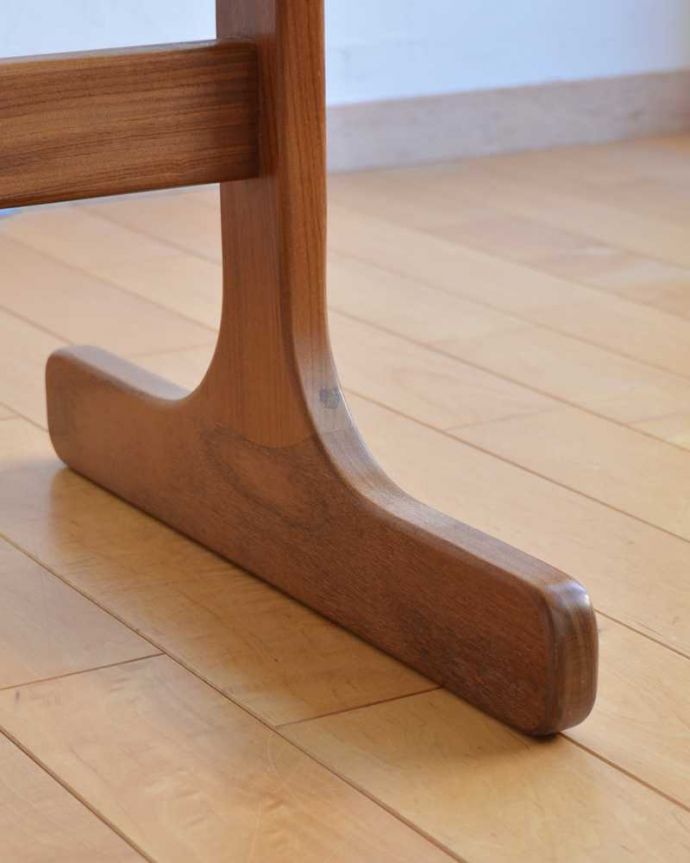 G-PLAN(Gプラン)　アンティーク家具　北欧テイストのアンティーク家具、G-PLANのガラス×タイルトップのコーヒーテーブル。女性1人でラクラク運べちゃう仕掛けHandleのアンティークは、脚の裏にフェルトキーパーをお付けしています。(k-1961-f)