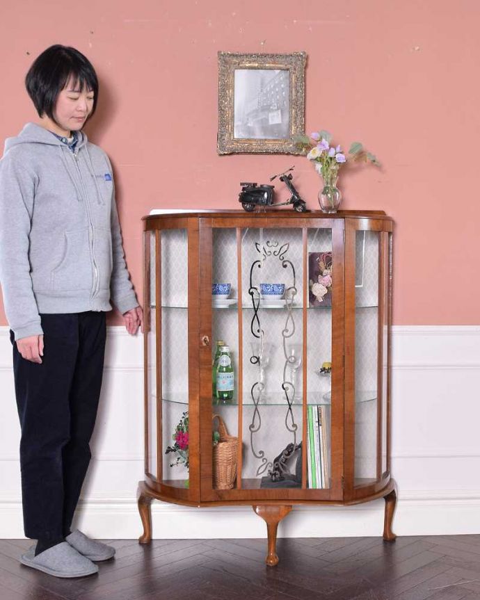 アンティークのキャビネット　アンティーク家具　美しい模様を描いた扉付きのアンティークガラスキャビネット（飾り棚） 。キラキラな毎日が過ごせるガラスのキャビネットガラス面に描かれたキラキラの絵が美しいガラスのキャビネット。(k-1962-f)