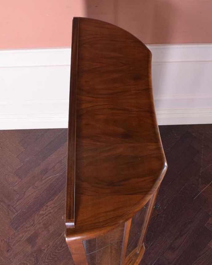 アンティークのキャビネット　アンティーク家具　美しい模様を描いた扉付きのアンティークガラスキャビネット（飾り棚） 。こんな形をしたキャビネットです。(k-1962-f)