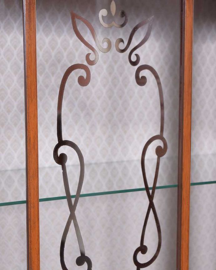 アンティークのキャビネット　アンティーク家具　美しい模様を描いた扉付きのアンティークガラスキャビネット（飾り棚） 。キレイに残っていてくれましたガラスに描かれている絵は剥がれているものが多いんだけれど、この子はしっかりキレイに残っていてくれました。(k-1962-f)