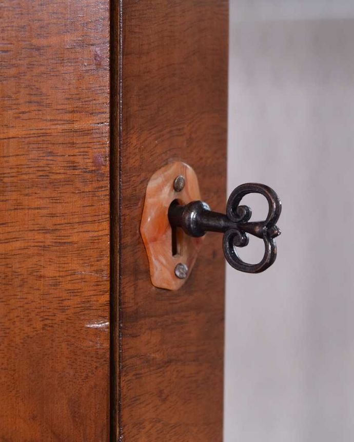 アンティーク家具 英国で見つけた扉付きのアンティークガラスキャビネット(飾り棚) 。開ける度にワクワクする取っ手鍵が取っ手になっているので、中を開ける度にまるで宝箱を開ける気分です。(k-2555-f)