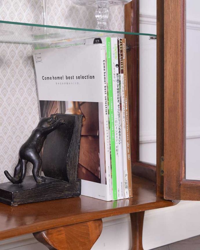 アンティークのキャビネット　アンティーク家具　美しい模様を描いた扉付きのアンティークガラスキャビネット（飾り棚） 。扉の中は収納たっぷりA4サイズの雑誌までしっかり収納出来ちゃう大きさ。(k-1962-f)