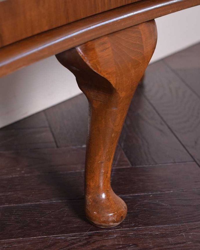 アンティーク家具 英国で見つけた扉付きのアンティークガラスキャビネット(飾り棚) 。女性1人でもラクに運べちゃうヒミツHandleのアンティークは、脚の裏にフェルトキーパーをお付けしているので、床を滑らせれば女性でも移動がカンタンに出来ます!。(k-2555-f)